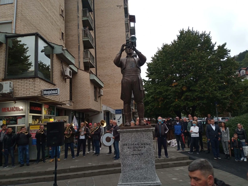 Spomenik je visok 2,5 metra i rad je akademskog vajara Zorana Ivanovića