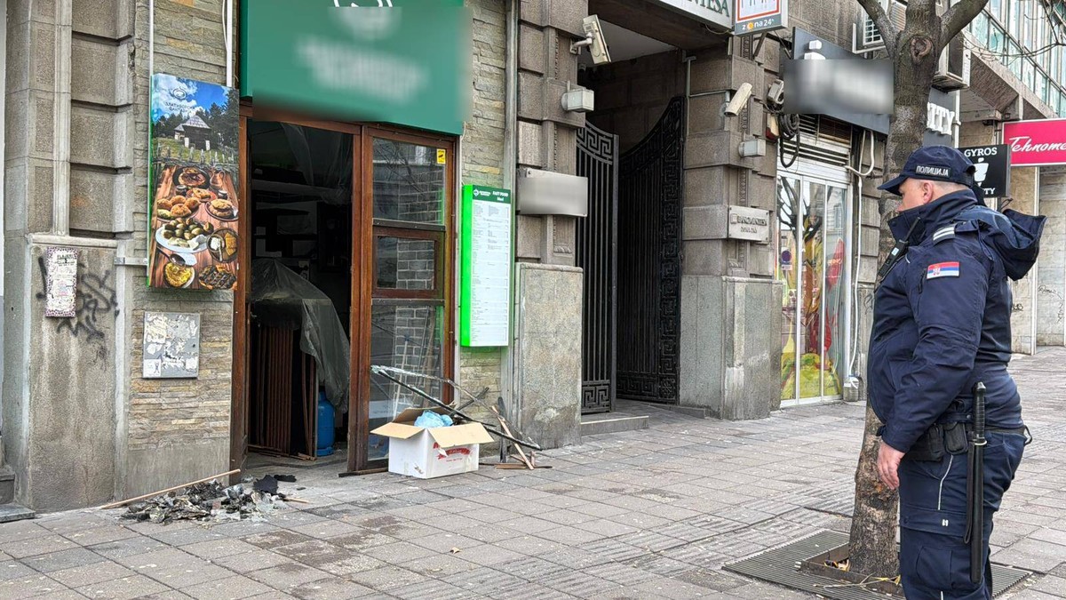 Policija ispred objekta, srča svuda po ulici