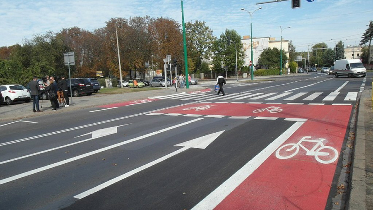 Rowerzyści mogą teraz bez problemu skręcić w lewo z ulicy Pułaskiego w al. Wielkopolską. Powstała tam pierwsza w Poznaniu śluza rowerowa.