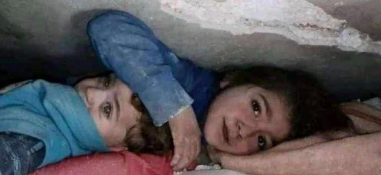 Syryjska dziewczynka chroniła brata pod gruzami. Wzruszające nagranie
