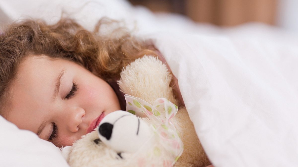Dzieci w wieku wczesnoszkolnym, które poprawiły swoje nawyki związane ze snem, uzyskiwały znacznie lepsze wyniki w nauce - wynika z badania kanadyjskich naukowców.