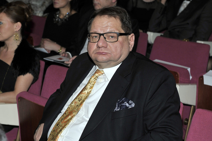 "Fakt", który wyliczył, że poseł zarabia 12 tys. zł miesięcznie, ma dwa mieszkania i oszczędności, doniósł kilka tygodni temu, że Ryszard Kalisz wyrzucił matkę do domu starców. " Ohyda! Dla porównania szef PiS Jarosława Kaczyński (65 l.) na chorą matkę bez wahania wyda cały swój majątek. Co jest moralne?" - dociekał tabloid.