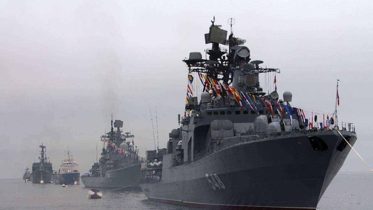 Na zdjęciu rosyjskie okręty podczas parady z okazji święta floty