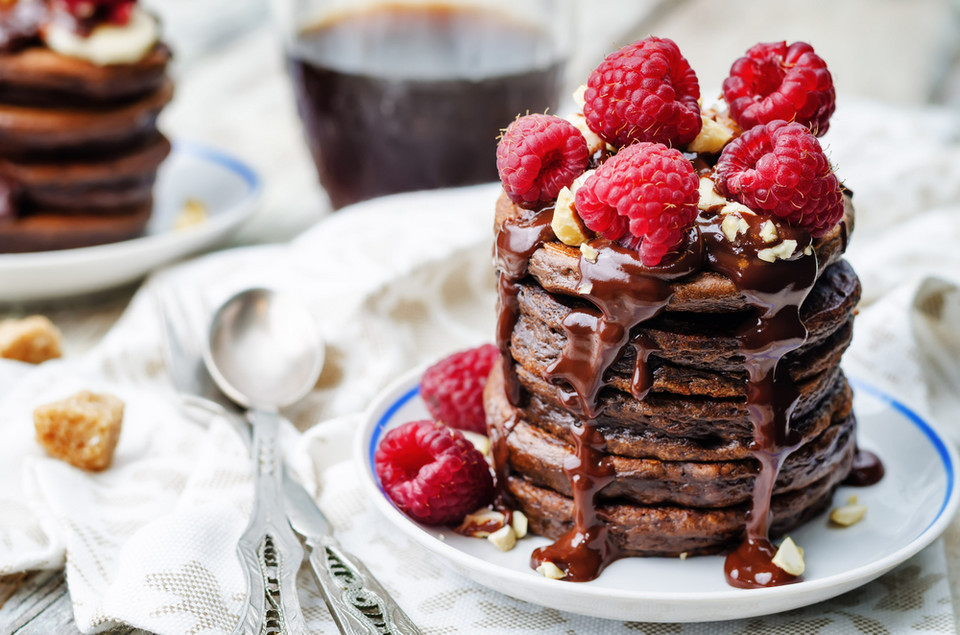Idealne śniadanie do łóżka – czekoladowe pancakes z malinami