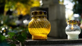 Co zrobić by znicz palił się dłużej? Patent znany tylko nielicznym