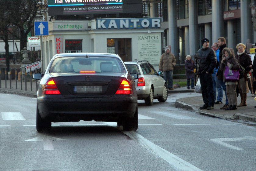 Z drogi śledzie Kurski jedzie