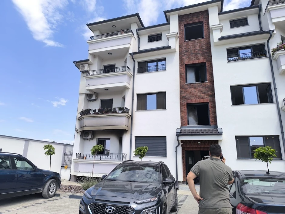 Kako izgledaju stan i zgrada u Surčinu nakon požara.