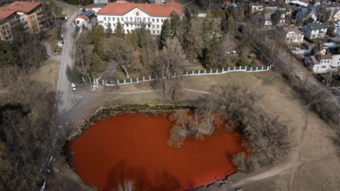 "Krwawe jezioro" przed ambasadą Rosji na Litwie