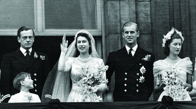 II. Erzsébet és Fülöp herceg (középen) a szertartás után a Buckingham-palota erkélyéről köszöntötte a népet.