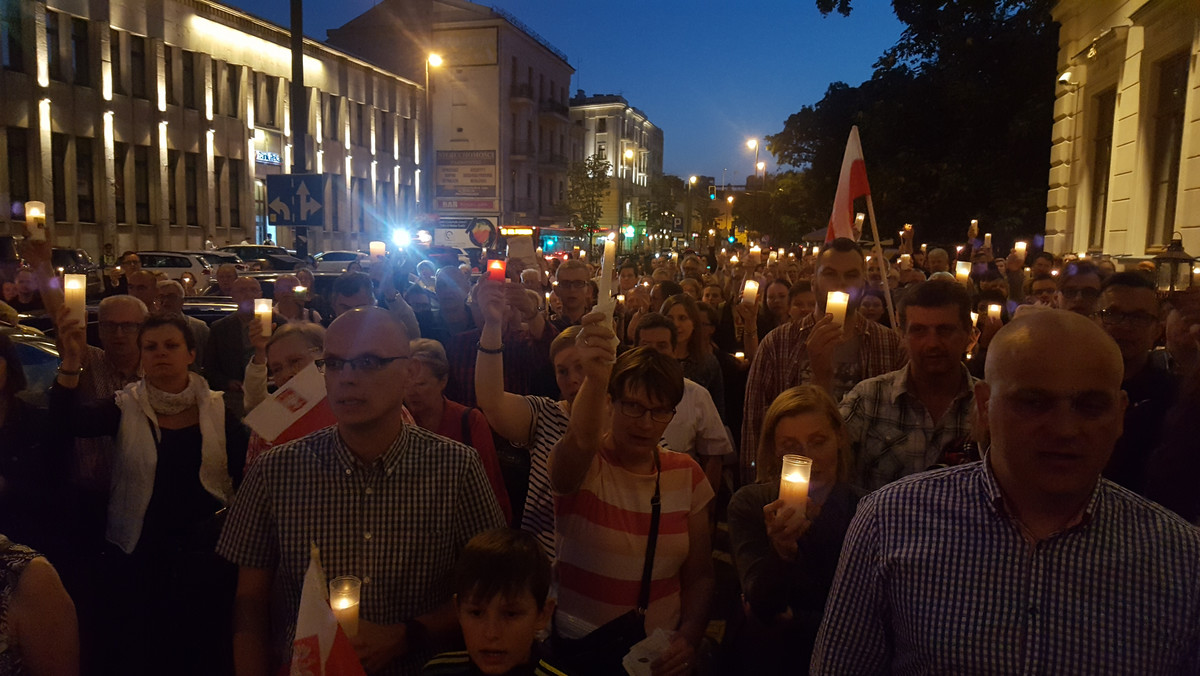 Wczoraj wieczorem przed Sądem Okręgowym w Lublinie pojawiło się ok. 200 osób. Również jutro o godz. 21 przed sądami w Lublinie, Białej Podlaskiej i Zamościu odbędą się protesty opozycji przeciwko wprowadzanej przez Prawo i Sprawiedliwość reformie sądownictwa. Organizatorzy liczą, że przyjdzie zdecydowanie więcej osób.