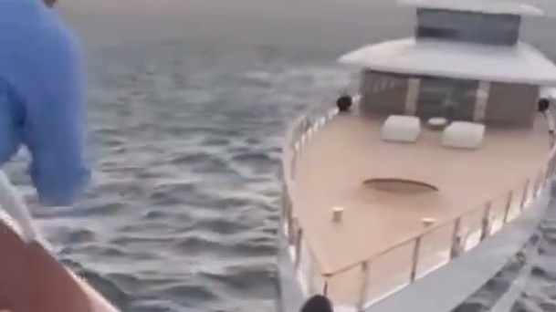 Luxusbaleset: Steve Jobs óriási jachtjának ütközött egy még nagyobb luxushajó – videó