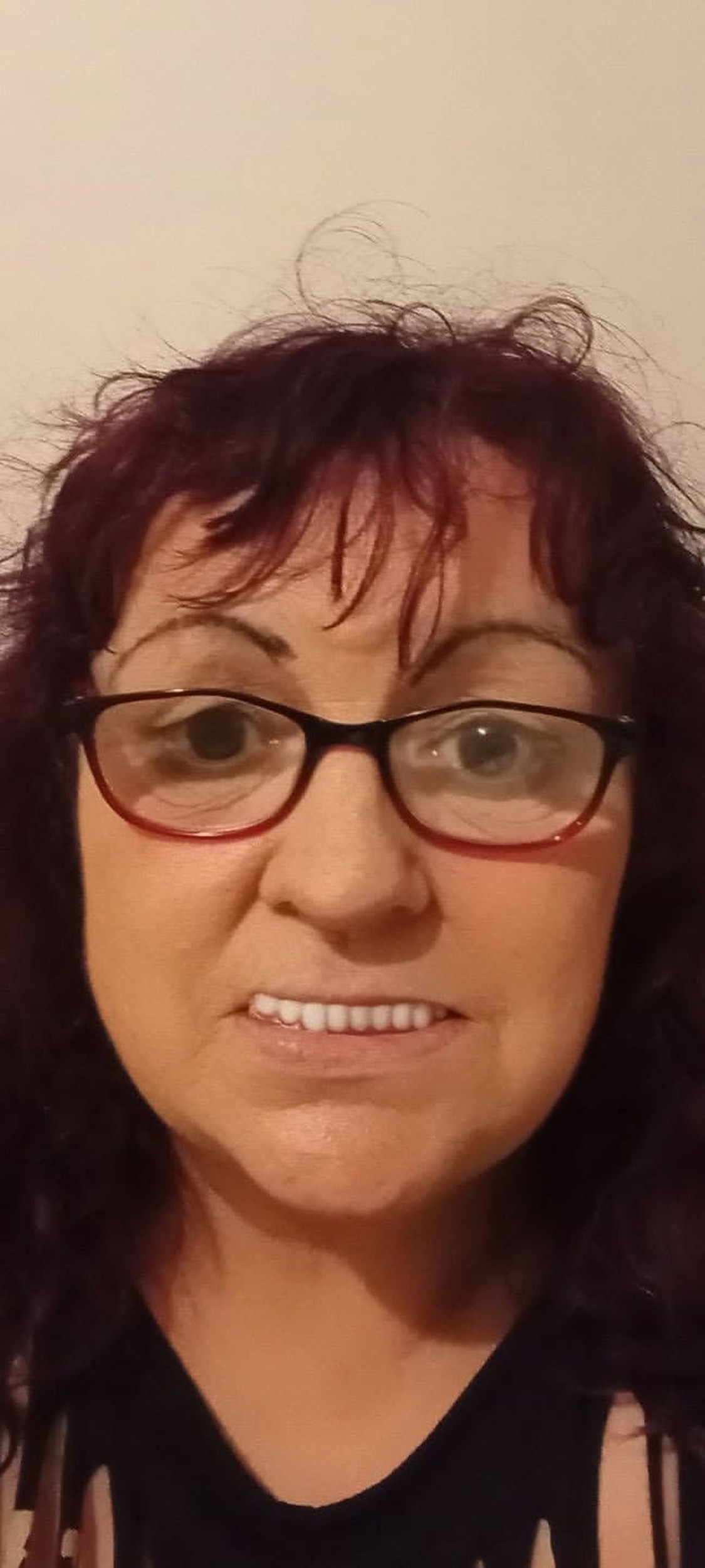 Karen Soper si umelé zuby kúpila na Facebooku. 