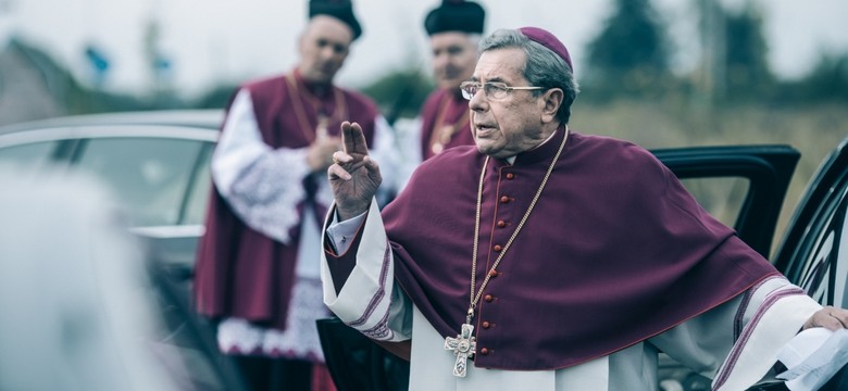 "Kler" Wojtka Smarzowskiego na zdjęciach. Zobacz galerię z budzącego emocje filmu [FOTO]