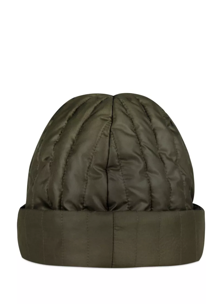 Idéal avec nos doudounes chaudes cet hiver: le bonnet rembourré de Janessa Leoné.