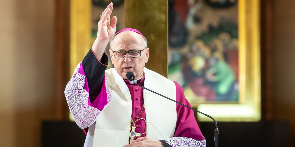 Do czego znany biskup wykorzystał życzenia świąteczne? Napisał w nich parę słów o...