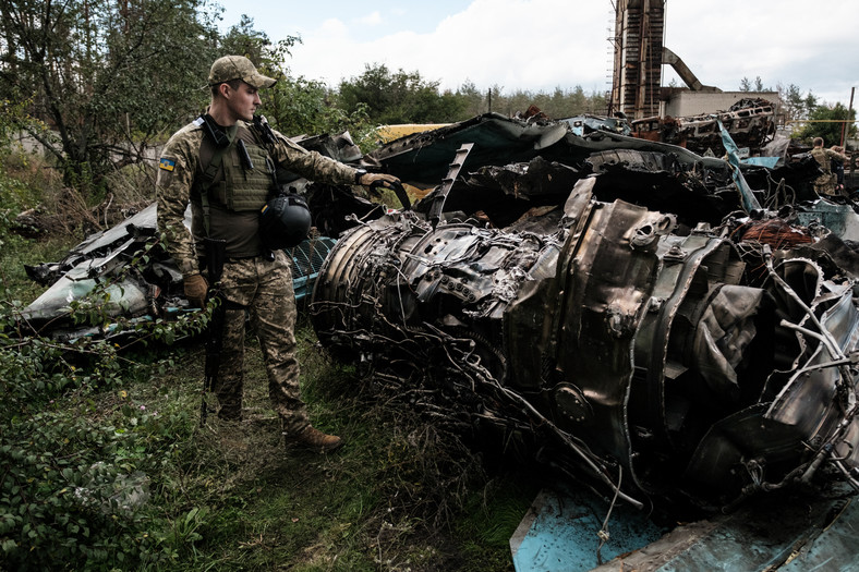 Żołnierz ukraiński pokazuje szczątki rosyjskiego samolotu szturmowego Su-34 zestrzelonego w mieście Lyman w obwodzie donieckim, 5 października 2022 r.