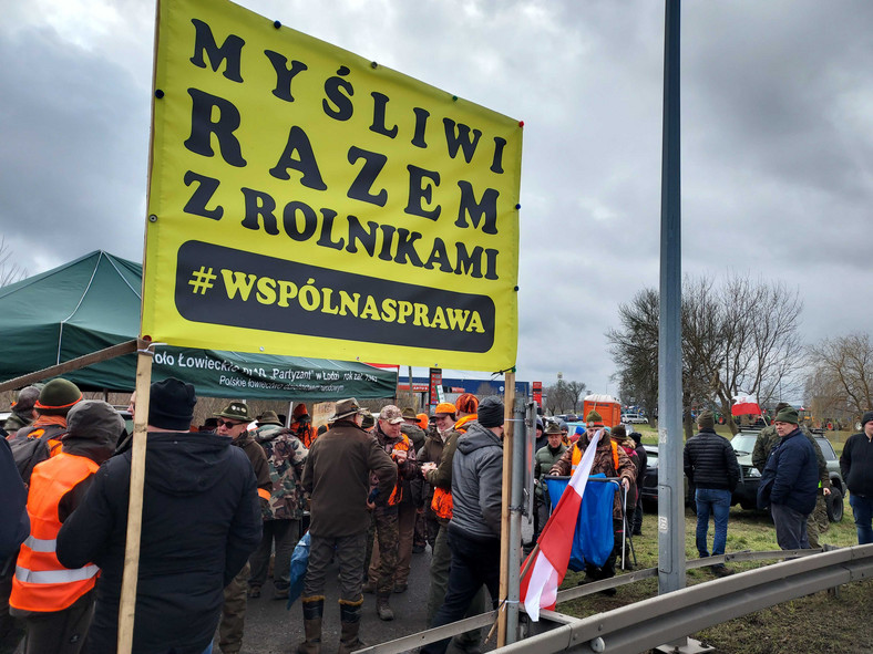 Na dziewięć wtorkowych zgromadzeń rolników w województwie łódzkim cztery mają wsparcie myśliwych. Na zdjęciu protest w gminie Stryków