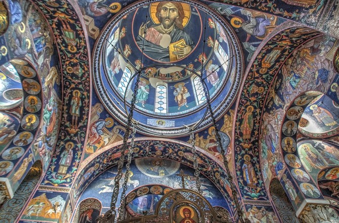 Vernici koji su postili Veliki post sutra će najpre otići u crkvu, pričestiti se i prisustvovati Svetoj liturgiji, a onda proslaviti najveći praznik sa porodicom