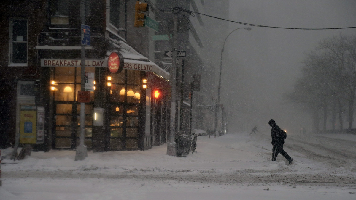Na ulice Nowego Jorku spadło już ponad 60 centymetrów śniegu