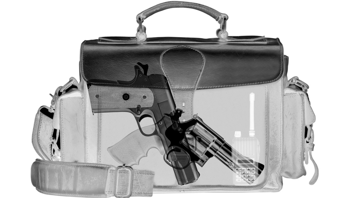 Podczas kontroli na lotniskach w USA w 2017 roku wykryto blisko 4 tys. sztuki broni palnej w bagażach podręcznych, co stanowi rekordową ilość - podała we wtorek agencja ds. bezpieczeństwa transportu (TSA).