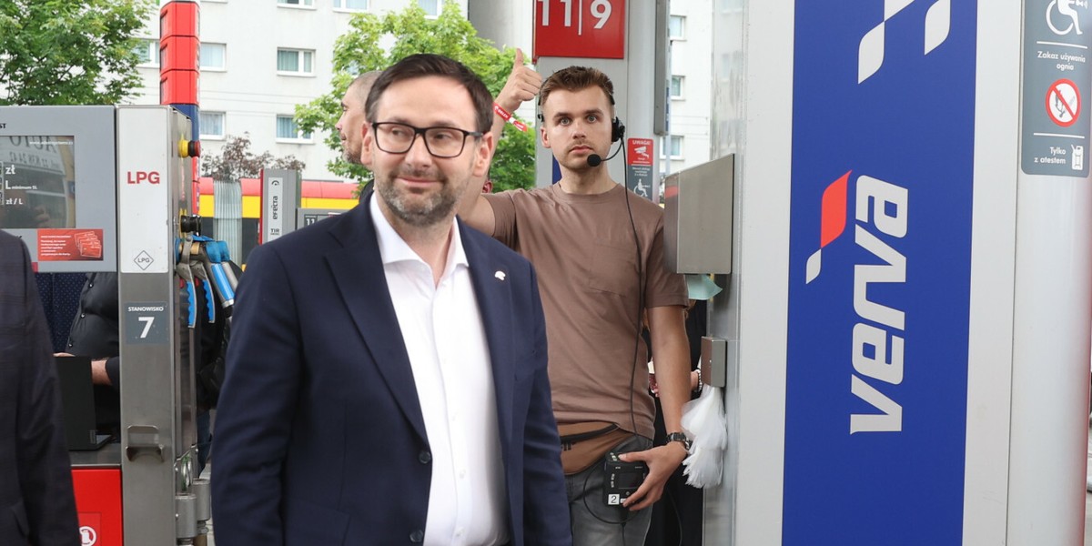 Daniel Obajtek podczas konferencji prasowej na stacji Orlen