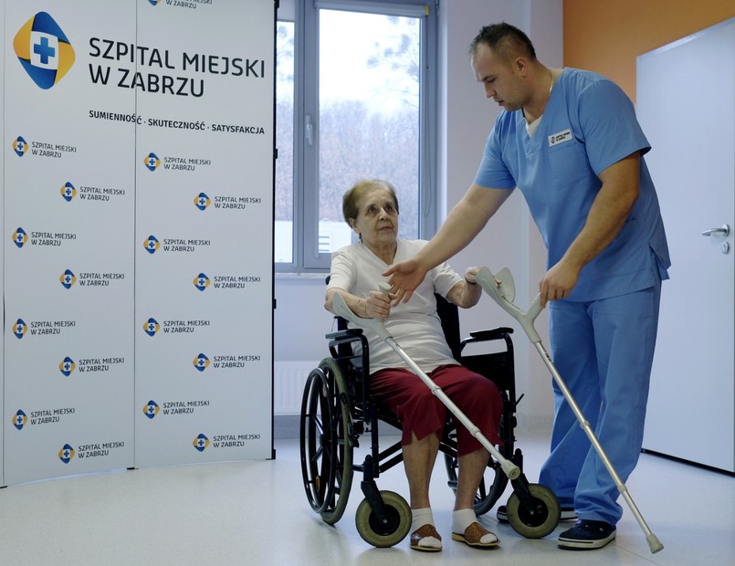 Jak poinformowano podczas konferencji prasowej w Centrum Zdrowia Kobiety i Dziecka w Zabrzu, kobiecie przed 15 laty po raz pierwszy wszczepiono endoprotezę. W ubiegłym roku doszło złamania okołoprotezowego biodra ze zwichnięciem, operacja w innym ośrodku nie przyniosła oczekiwanych rezultatów. "Bardzo kiepski był mój wcześniejszy stan, chodziłam o kuli albo o chodziku i tyle, z trudem udawało mi się coś zrobić" – powiedziała dziennikarzom pani Bożena Stachurska z Tarnowa.