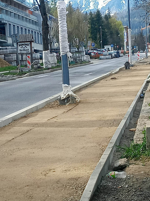 Na ulicy Jagiellońskiej, obok Term Zakopiańskich trwa remont chodników