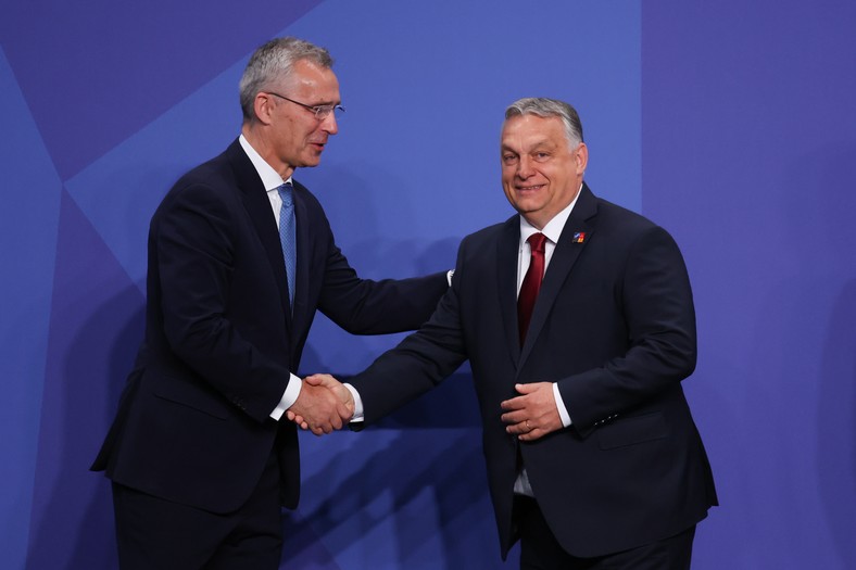 Sekretarz generalny NATO Jens Stoltenberg i premier Węgier Viktor Orban podczas ceremonii powitalnej szczytu NATO w Madrycie, 29 czerwca 2022 r. 