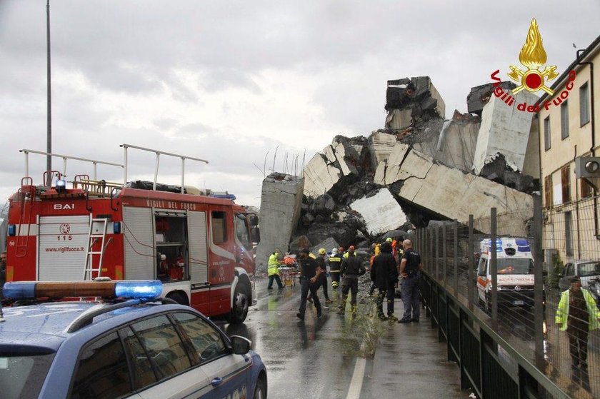 Zawalił się most na autostradzie. Służby mówią o „dziesiątkach ofiar”