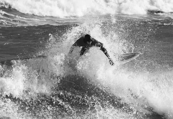 „Kiedy jestem tuż obok zawodników, nie chcę zepsuć im fali”. Polski fotograf surfuje w lodowatej wodzie