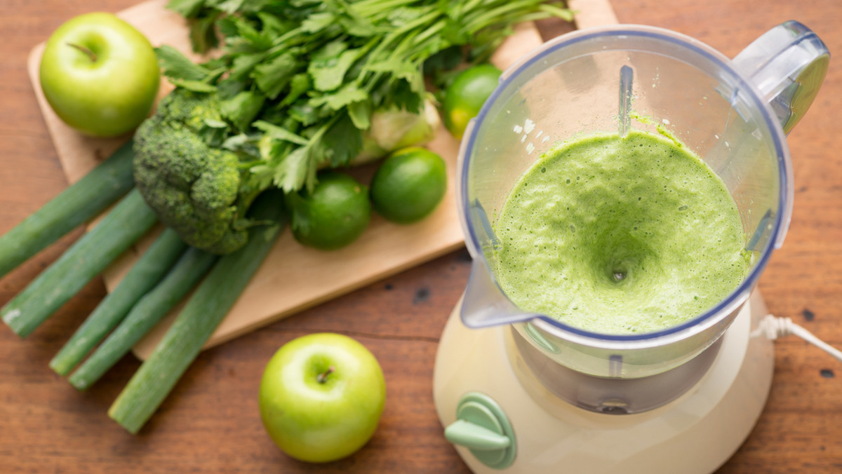 Najlepszy blender, który zrobi pyszny hummus jak i przygotuje koktajl. Który wybrać? Jaki blender do 200 zł spełni wszystkie oczekiwania? Każda amatorka kuchennych wojaży wie, że w przygotowaniu wybornych potraw, pracę ułatwią nam wszelakie sprzęty i urządzenia z segmentu agd. Jednym z nich jest dobrej jakości blender, z pomocą którego przemienisz zwykłe składniki w pyszne posiłki o zupełnie innej konsystencji. Dobry blender, który spełni wszystkie oczekiwania - czy taki istnieje?