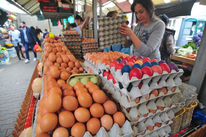 Na pijacama se cena jaja kreće od 18 do 25 dinara za komad, dok su cene u velikim karketima od 19 do 20 dinara
