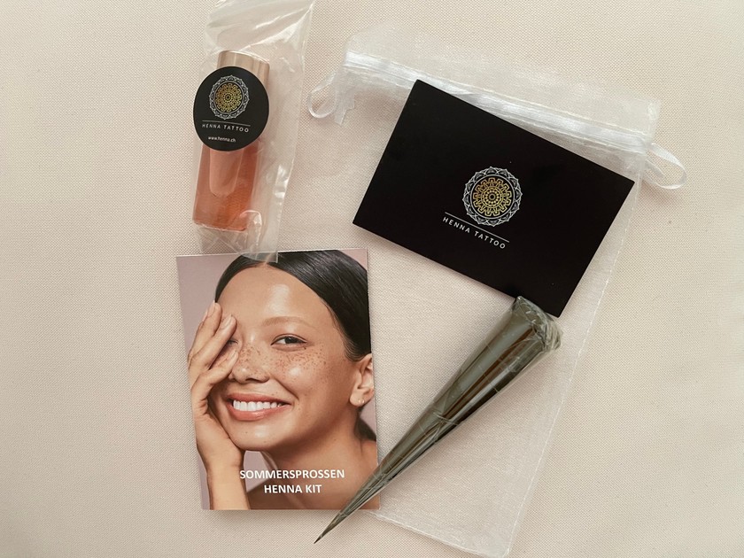 Le kit taches de rousseur de Henna Tattoo Schweiz est livré avec un mode d’emploi simple. 