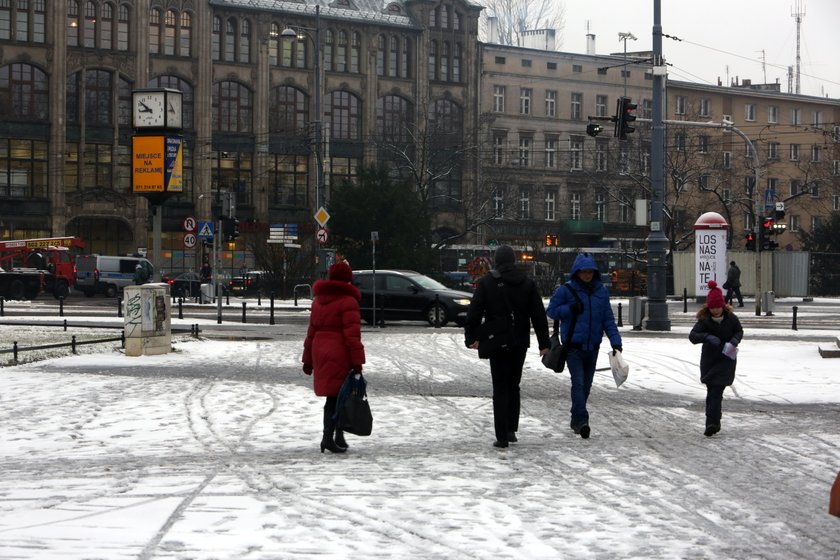 Śnieg na chodniku przy Świdnickiej we Wrocławiu