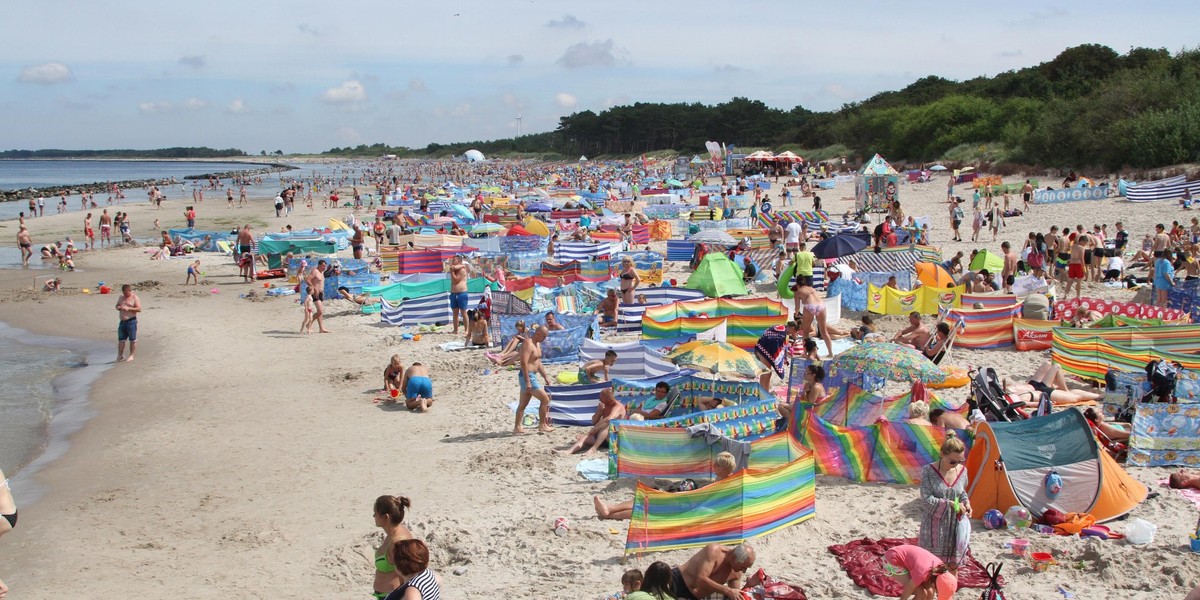 Plaża w Darłówku Wschodnim. Parawany ciągną się po horyzont. Za rok ma ich tu nie być