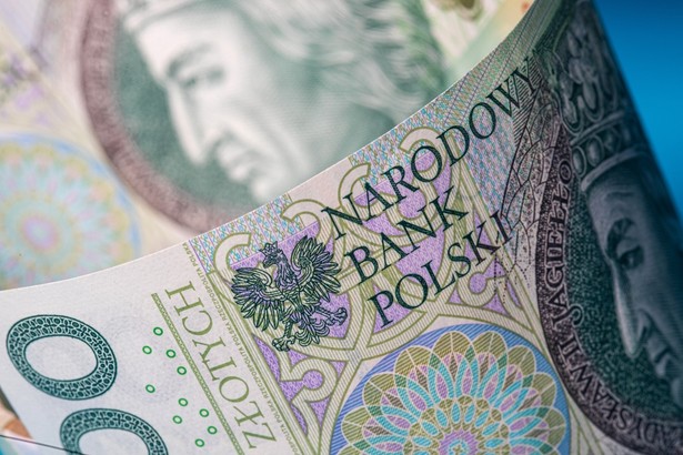 Kursy walut: Złoty w piątek rano stracił do euro, dolara i franka