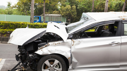 Brutális baleset: kétszer is a szalagkorlátnak csapódott egy autó az M5-ös autópályán