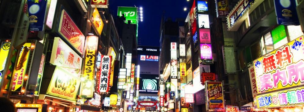 <b> 4. Aragawa (Tokio) </b>
<br></br> 
Restauracja Aragawa to najdroższa restauracja świata w rankingu Forbes z 2006 roku. Restauracja ta jest osobliwie ulokowana - mieści się bowiem na końcu długiego korytarza w przyziemiu jednego z biurowców w biznesowej dzielnicy Tokio. Specjalnością lokalu są najlepsze dania z japońskiej wołowiny wagyū. Bydło rasy wagyū rozróżnia się według regionu, w którym jest hodowane – sztuki pochodzące z okolic Kobe na wyspie Honsiu są marką regionalną porównywalną z winem musującym champagne pochodzącym z okolic francuskiej Szampanii. Do kuchni tokijskiej restauracji Aragawa trafia tylko wołowina z wyróżnionych sztuk w hodowli Kobe. Danie zawierający taki przysmak z wołowiny (Sanda Beef) kosztuje 341 dolarów.