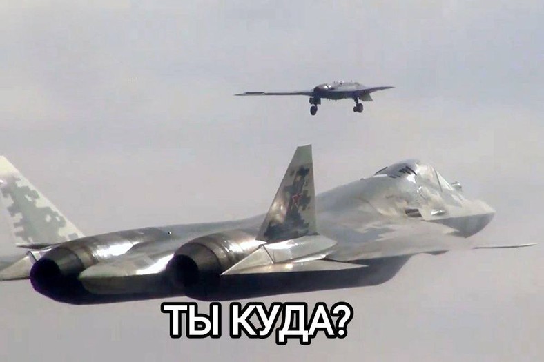 Na platformie Telegram opublikowano już memy dotyczące tego wydarzenia. Na zdjęci Su-57 zwraca się do odlatującego S70 