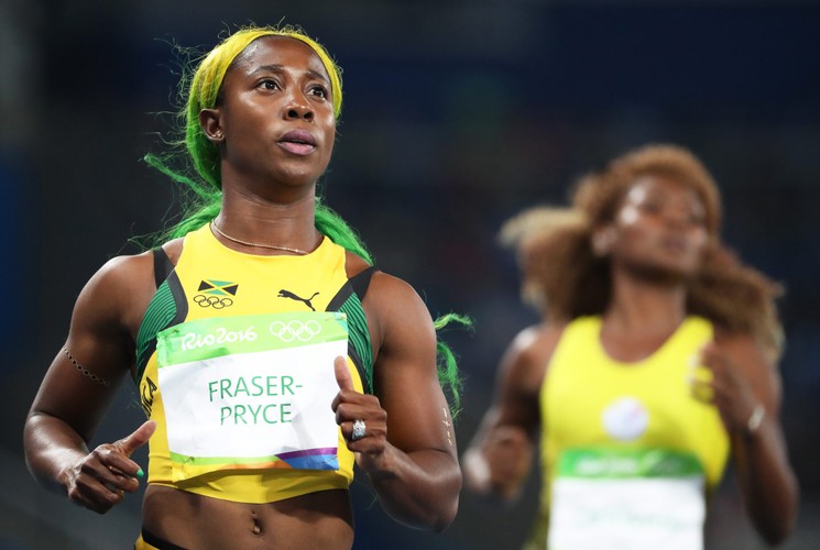 Shelly-Ann Fraser-Pryce biega z flagą Jamajki na... głowie