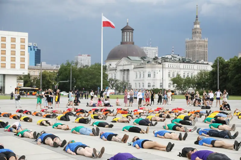 Leżący protest społeczności LGBT+ na placu Piłsudskiego 