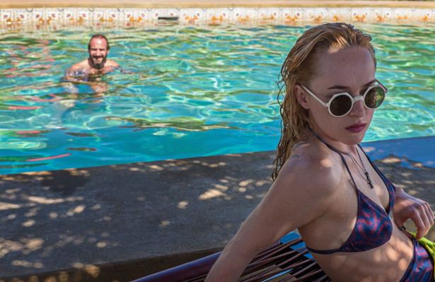 "A Bigger Splash": Dakota Johnson uwodzi męża Tildy Swinton. ZWIASTUN