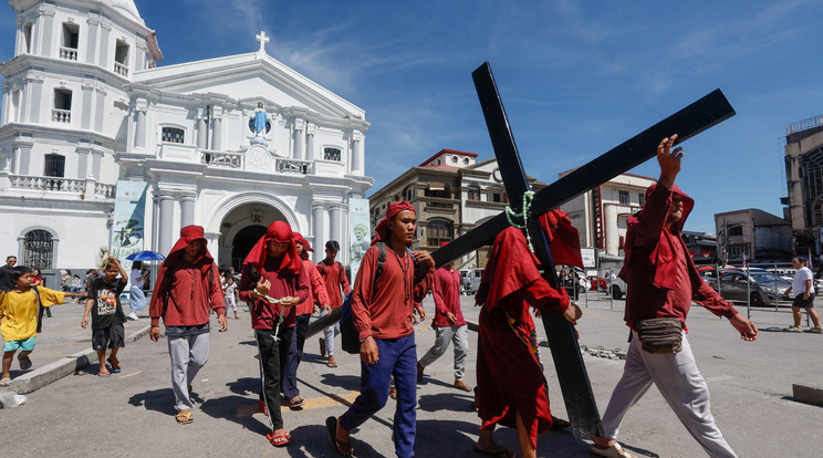 A brutális hagyományt a katolikus egyház elutasítja, de az ázsiai keresztény országban továbbra is ragaszkodnak hozzá /fotó: MTI/EPA/Rolex Dela Pena