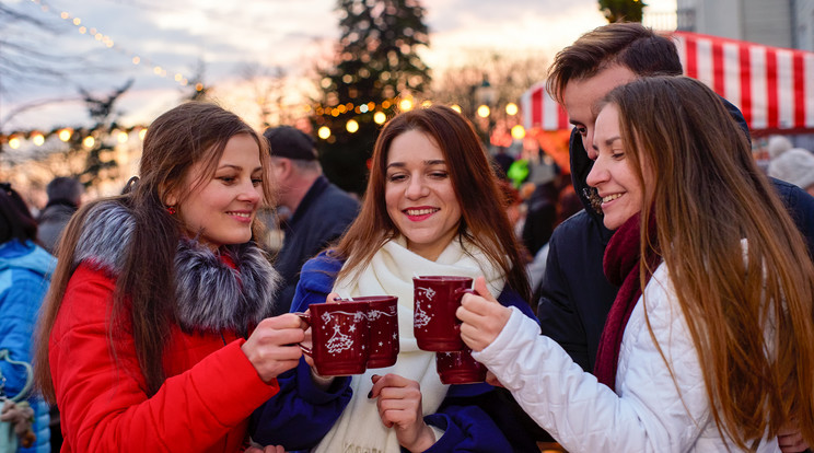 A karácsonyi vásárok elengedhetetlen kelléke a forralt bor / Fotó: Shutterstock