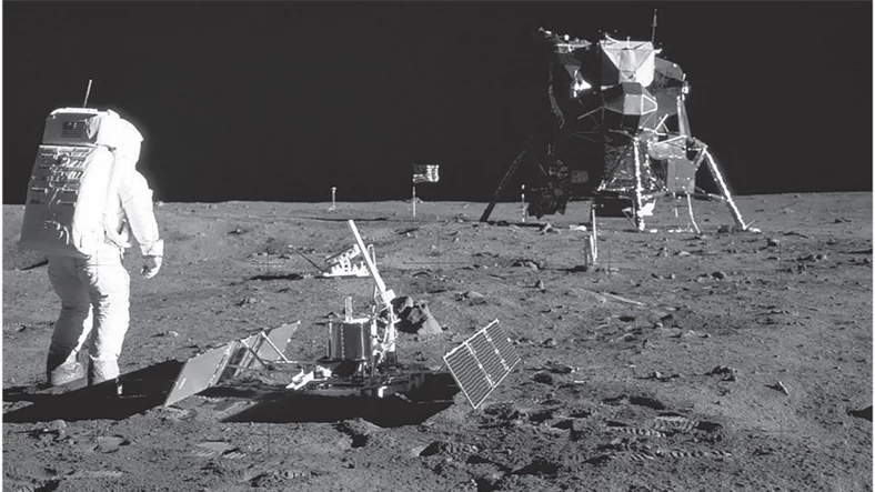 Collins Aerospace, dział Raytheon Technologies, opracował systemy podtrzymywania życia do kombinezonów, w których pierwsi kosmonauci wylądowali na Księżycu. Niedawno Collins Aerospace otrzymał z kolei kontrakt na opracowanie systemów podtrzymywania życia do kolejnej generacji skafandrów kosmicznych, w których kosmonauci powrócą na Księżyc.