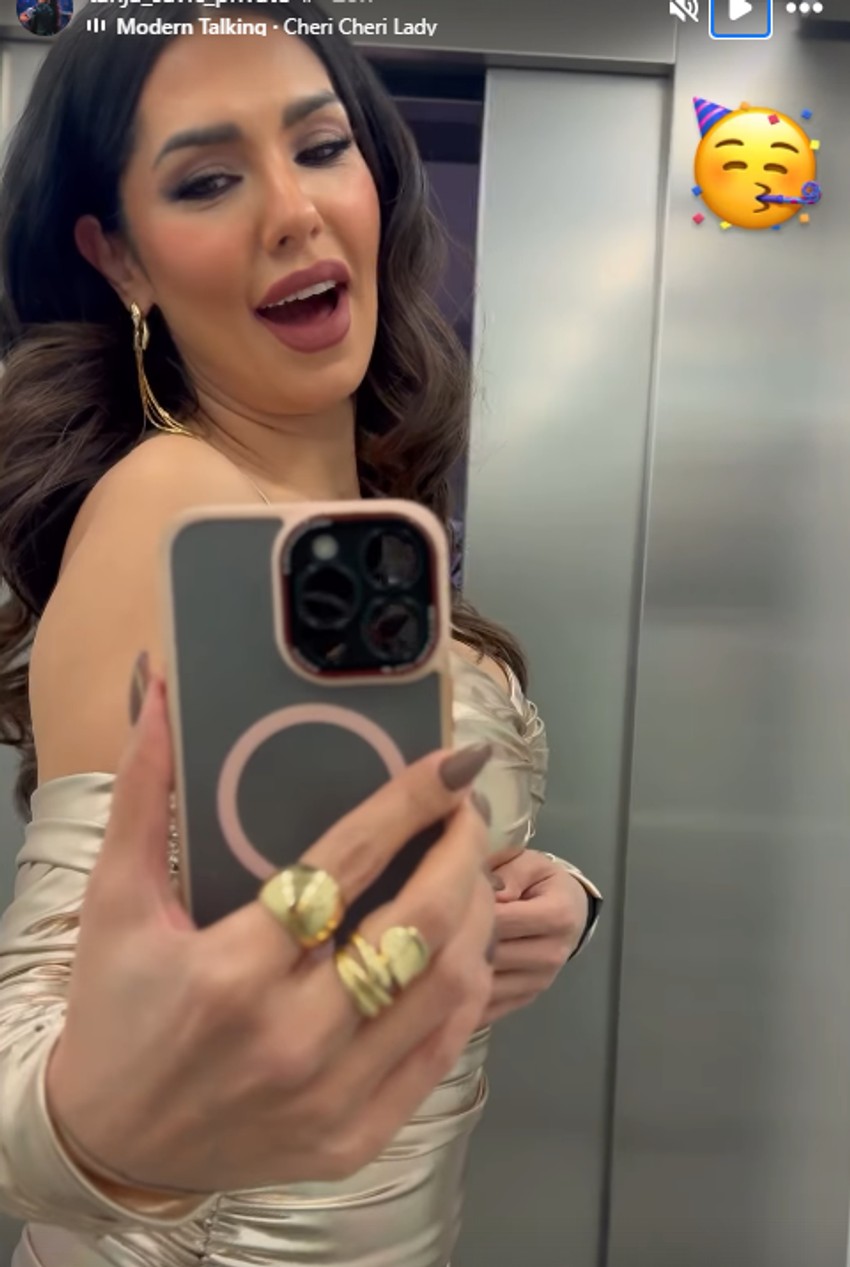 Tanja Savić u zlatnoj haljini