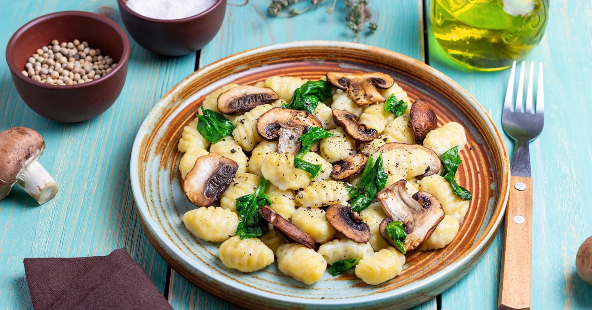 Pyszny obiad na czwartek. Podajemy przepis, Ty gotujesz. Idealne kopytka z pieczarkami
