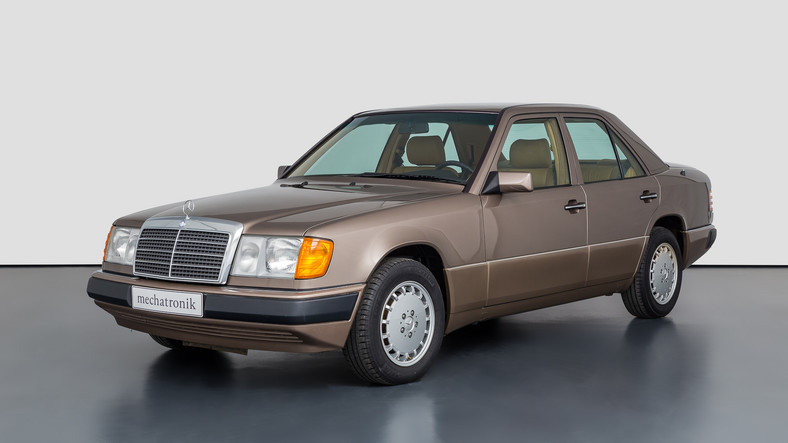 Mercedes 300 D z przebiegiem 384 km