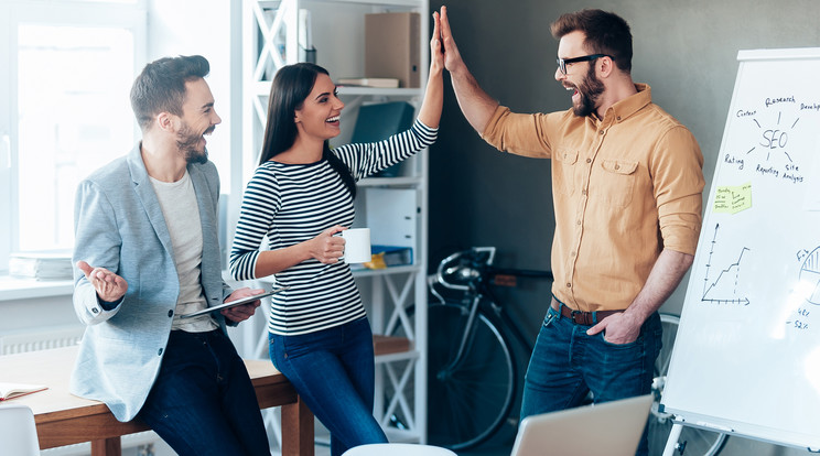 A baráti légkör, a kollégákkal való jó együttműködés sikeresebbé teszi a 
munkát /Fotó: Shutterstock