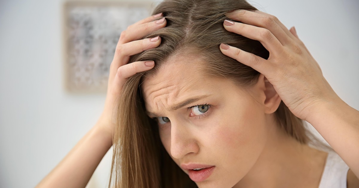 Czy tracę włosy, czy to po prostu jesień? Dermatolog wyjaśnia, co możemy z tym zrobić